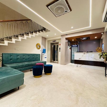 אויאיין Hotel Rudhav Palace מראה חיצוני תמונה