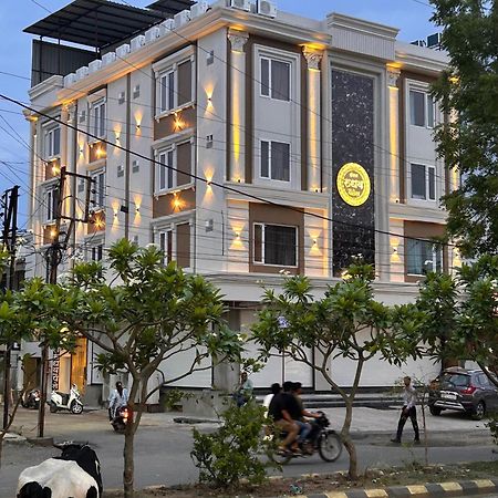 אויאיין Hotel Rudhav Palace מראה חיצוני תמונה
