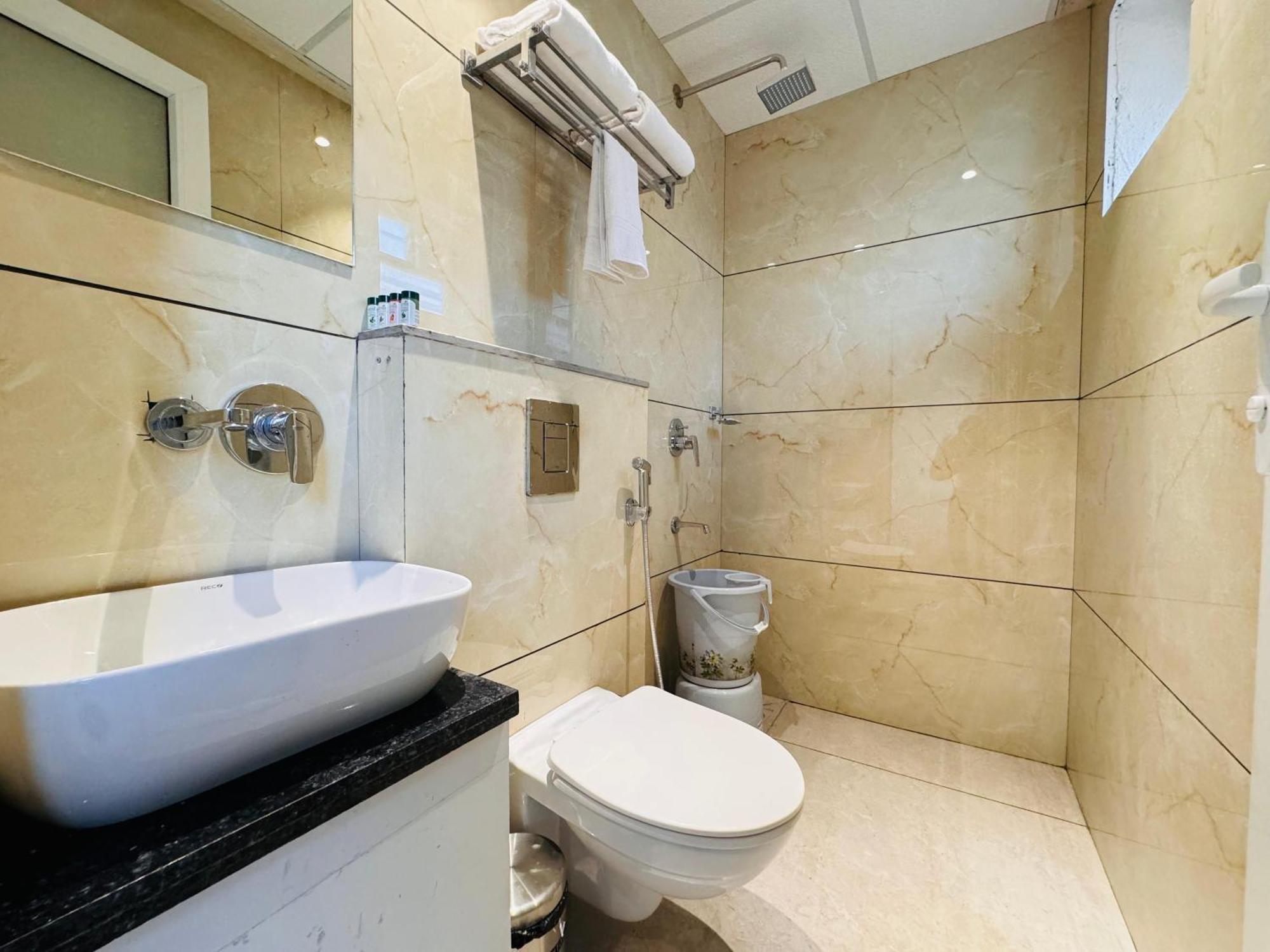 אויאיין Hotel Rudhav Palace מראה חיצוני תמונה