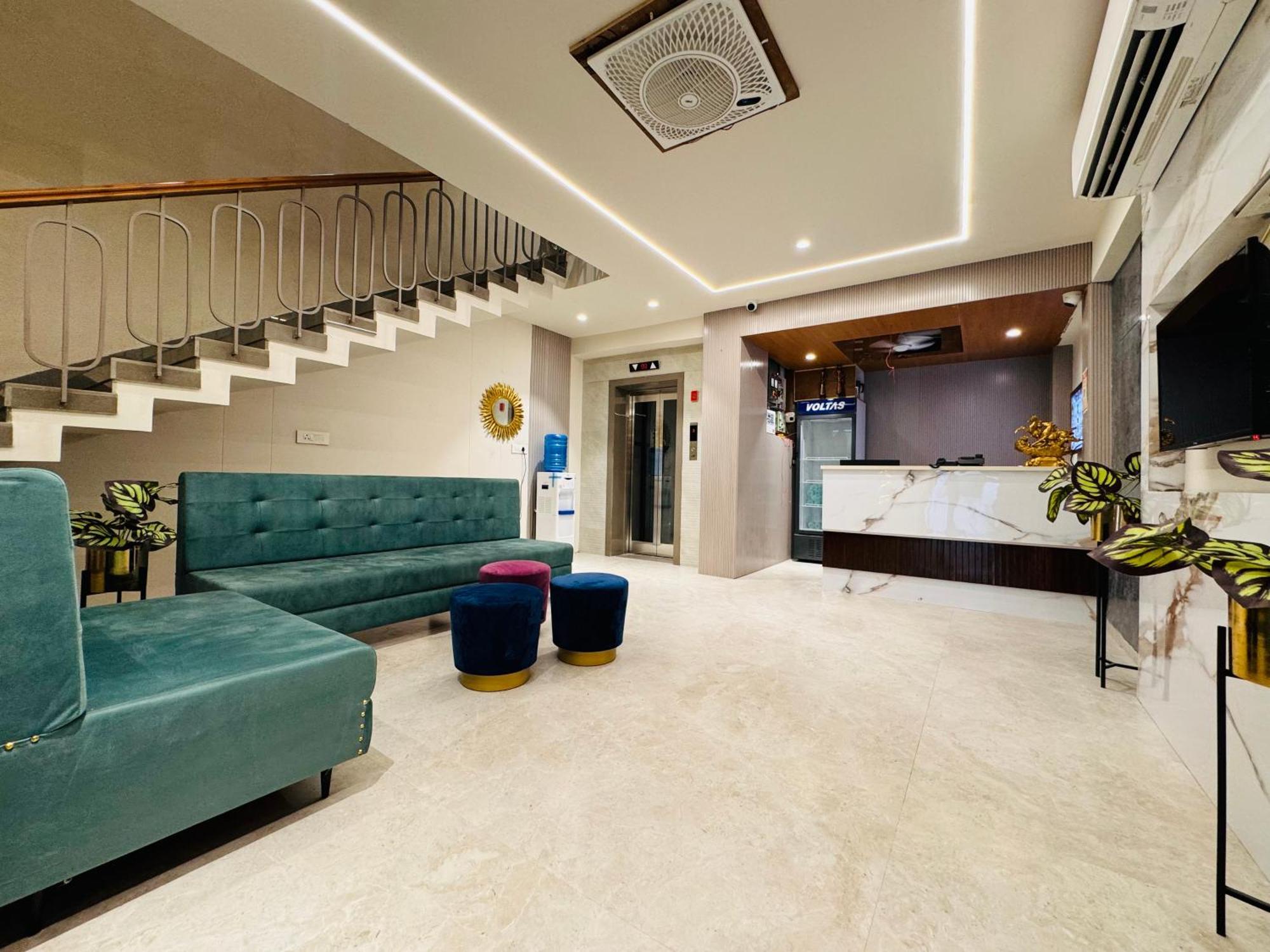 אויאיין Hotel Rudhav Palace מראה חיצוני תמונה