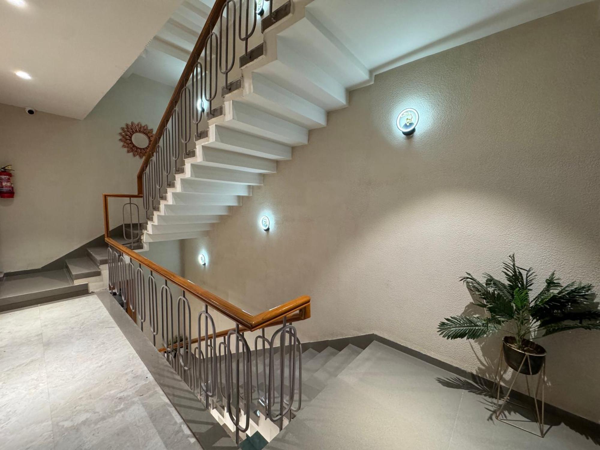 אויאיין Hotel Rudhav Palace מראה חיצוני תמונה