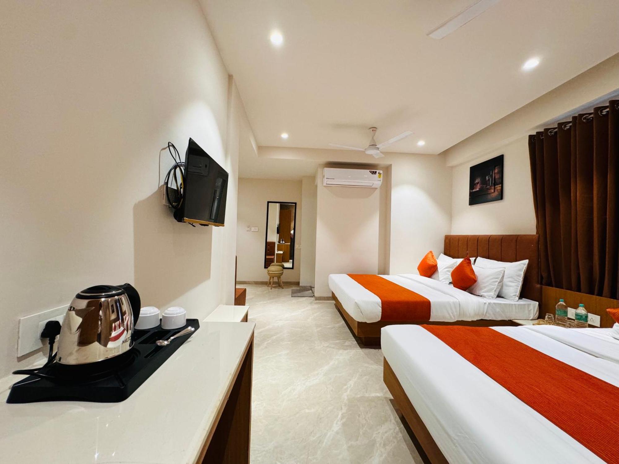 אויאיין Hotel Rudhav Palace מראה חיצוני תמונה