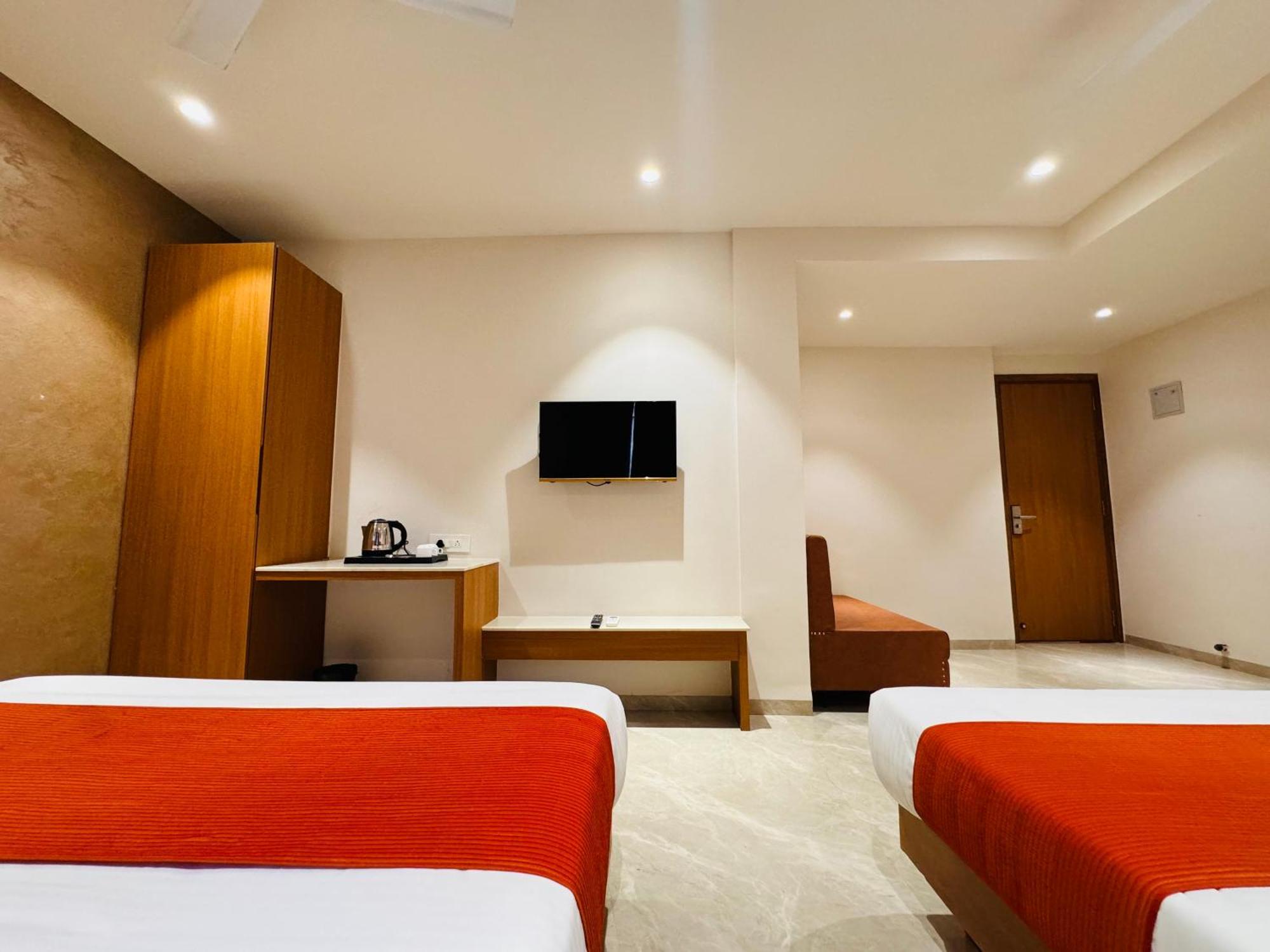 אויאיין Hotel Rudhav Palace מראה חיצוני תמונה