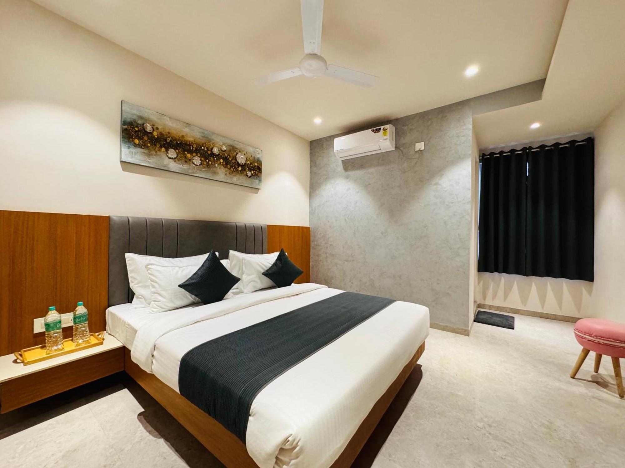 אויאיין Hotel Rudhav Palace מראה חיצוני תמונה
