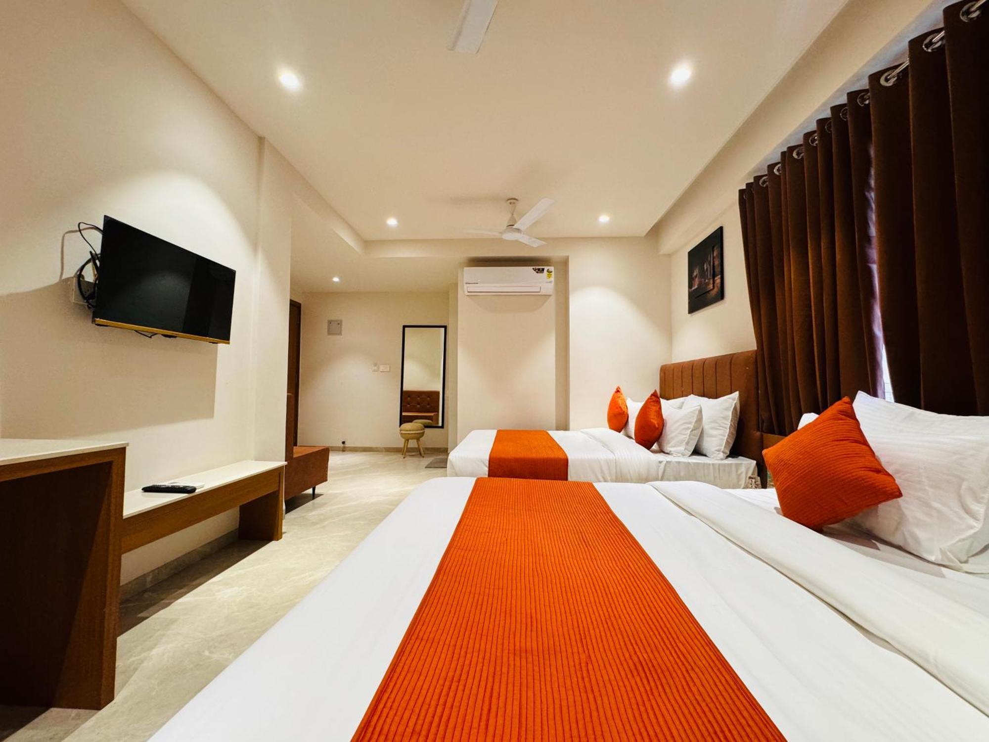 אויאיין Hotel Rudhav Palace מראה חיצוני תמונה